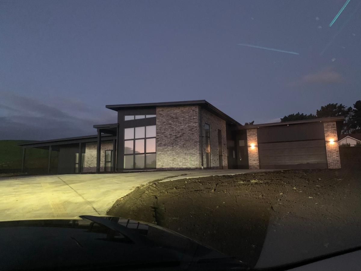 Executive-Style Home Away From Home. Hawera Exterior photo