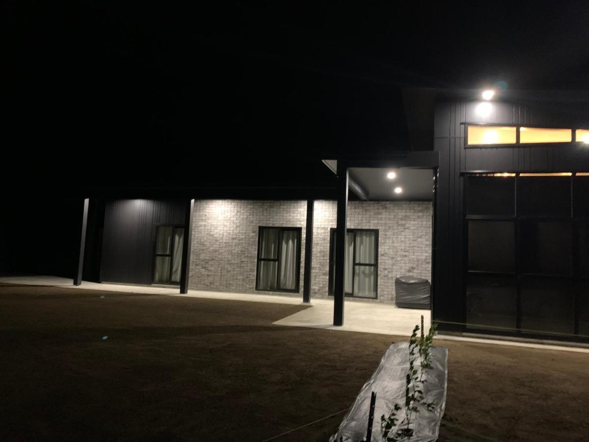 Executive-Style Home Away From Home. Hawera Exterior photo